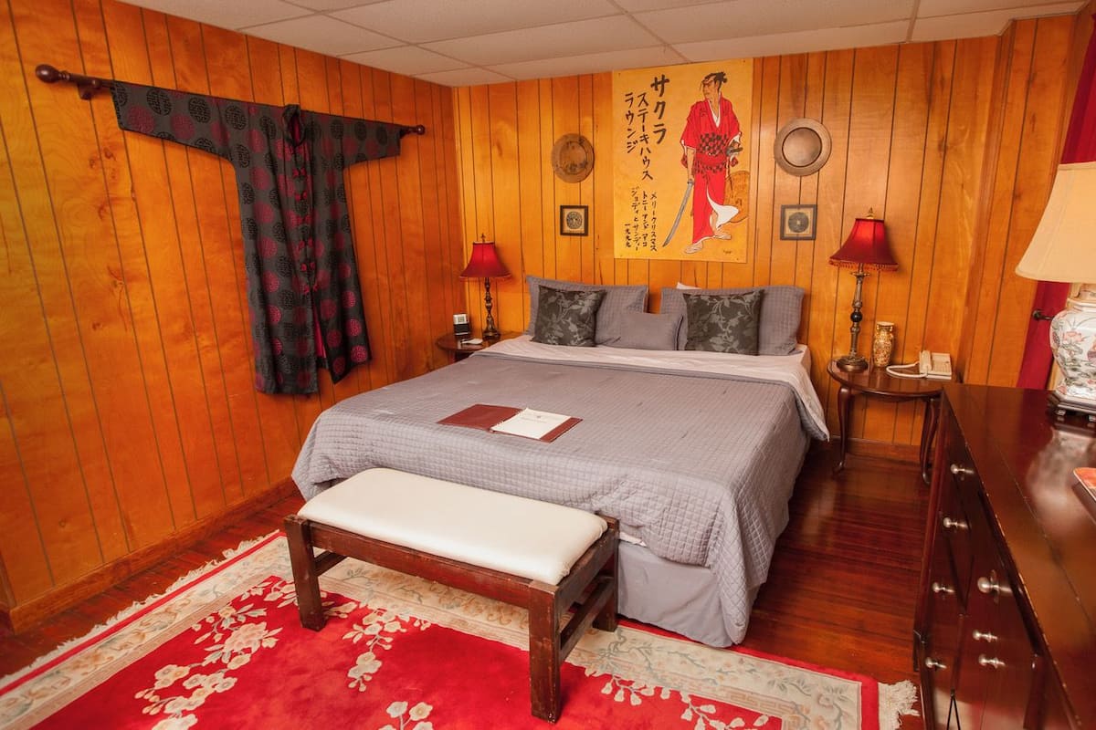 Single Room, 1 King Bed, Non Smoking | Iron/ironing board, WiFi (free), individually decorated