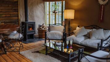 Cabaña, 3 habitaciones, terraza, vistas a la montaña | Sala de estar | Una televisión, una chimenea