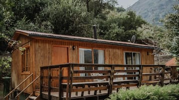 Cabin, 2 Bedrooms, Kitchen, Mountain View | Terrace/patio