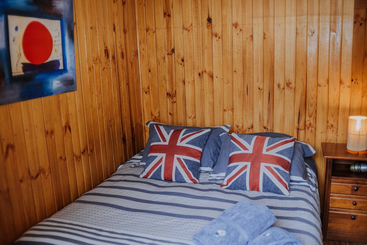 Cabin truyền thống, 1 phòng ngủ, bếp, quang cảnh vườn | 3 phòng ngủ, chăn bông, màn/rèm cản sáng 