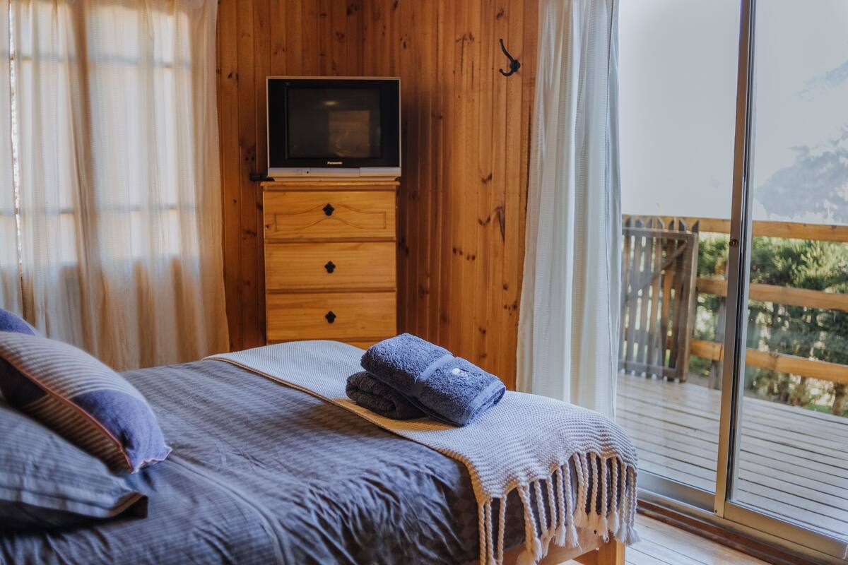 Cabin, 2 phòng ngủ, bếp, quang cảnh núi | 3 phòng ngủ, chăn bông, màn/rèm cản sáng 