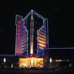 Fachada de la propiedad por la tarde o noche