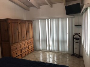 บ้านพักเบสิก, 2 ห้องนอน, พร้อมสิ่งอำนวยความสะดวกสำหรับผู้พิการ, สูบบุหรี่ได้ | 2 ห้องนอน, ผ้าปูที่นอน