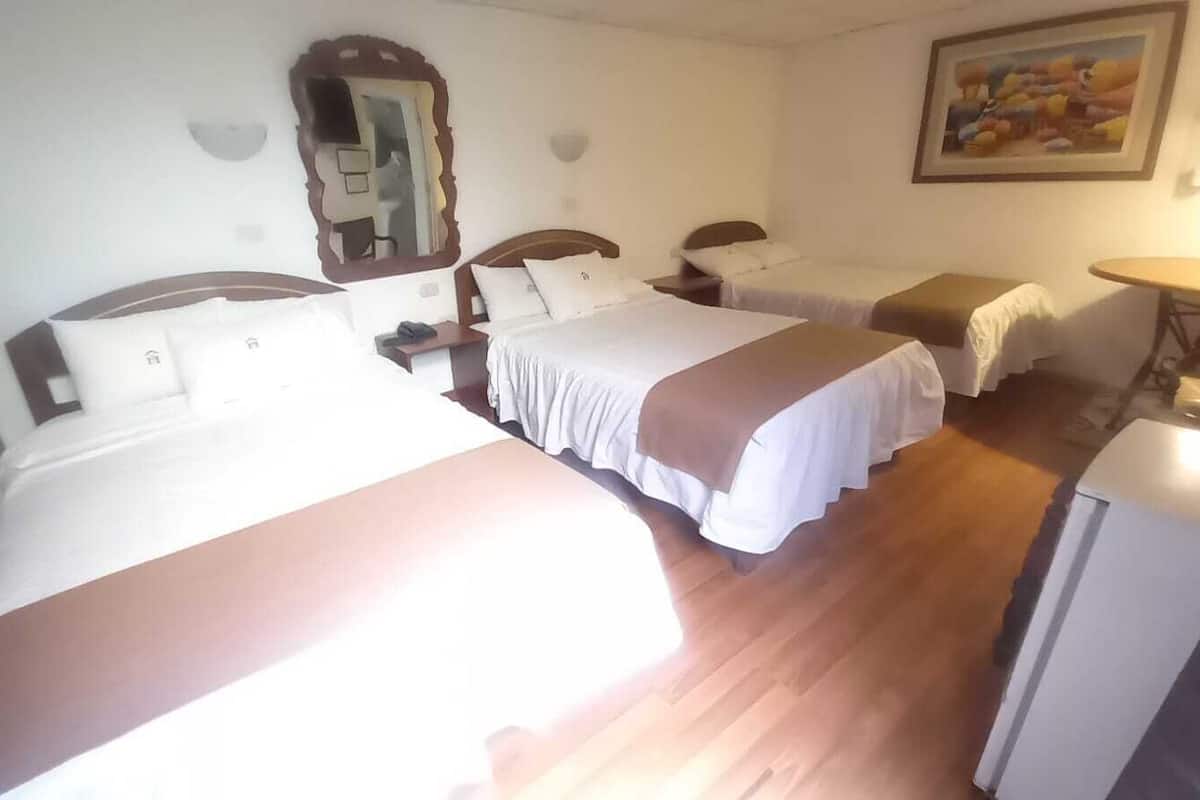 Quarto triplo | Banheiro | Chuveiro, secador de cabelo (mediante solicitação)