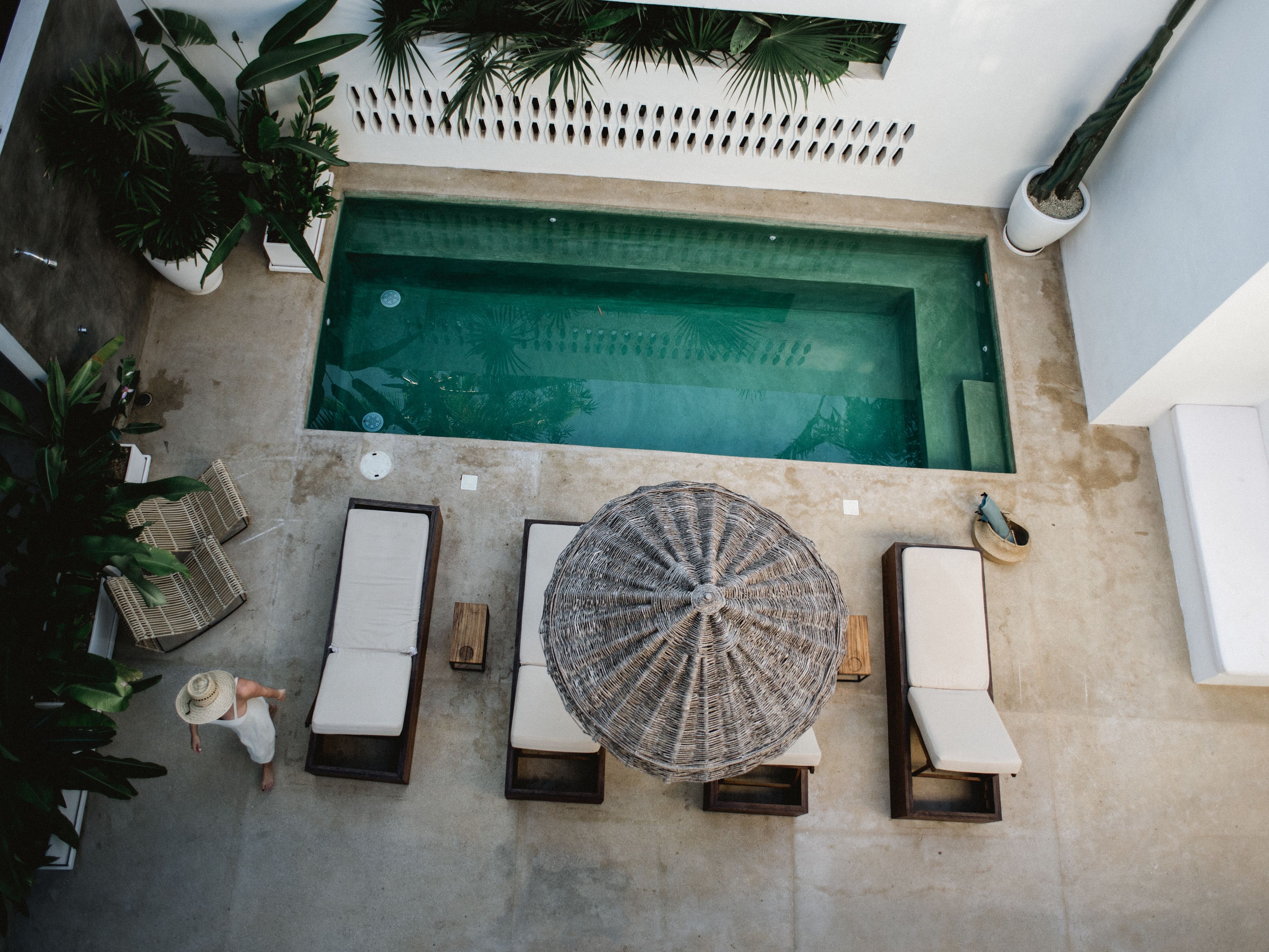 Alberca al aire libre, sombrillas en la alberca y camastros 