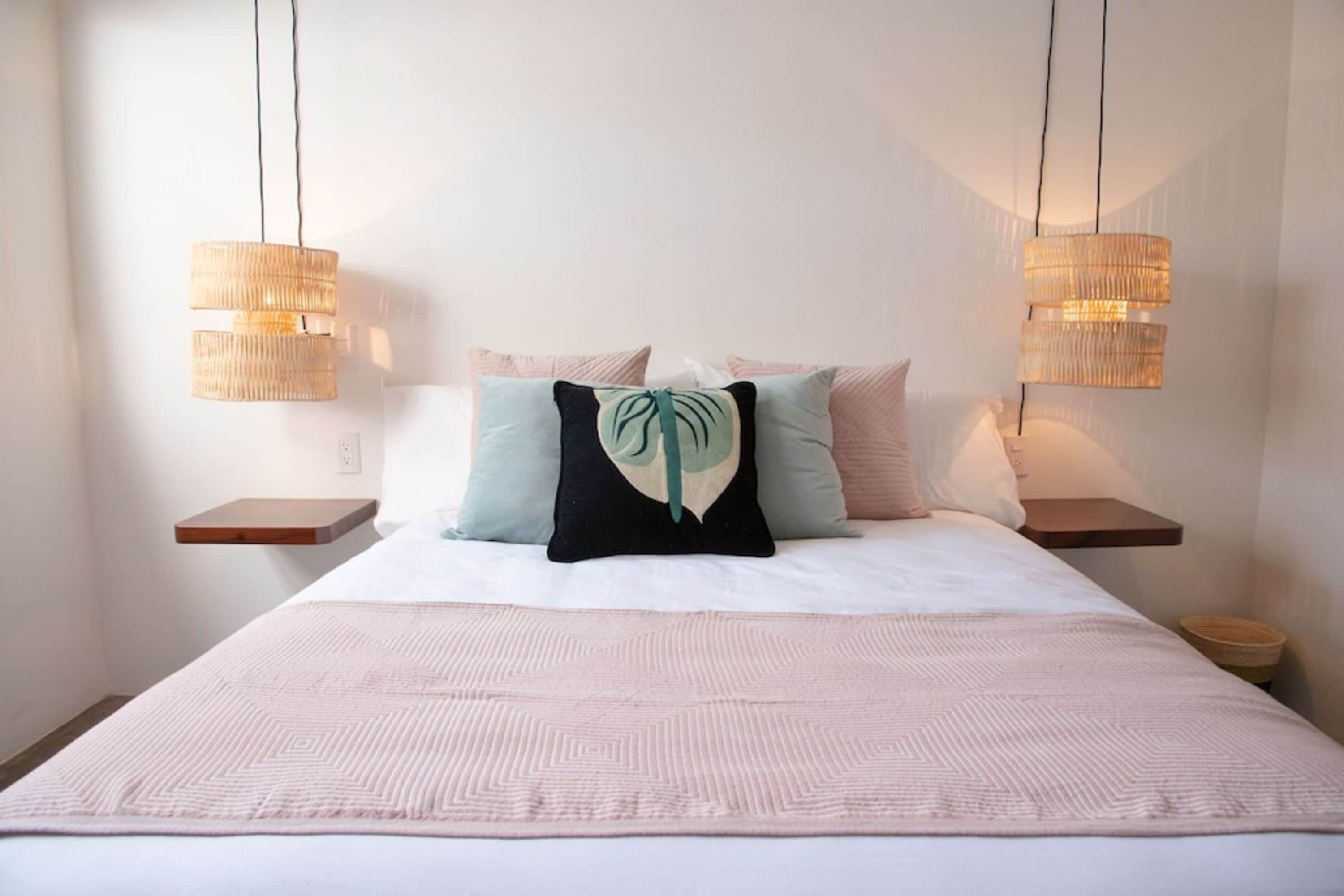 Ropa de cama de alta calidad y caja de seguridad en la habitación 