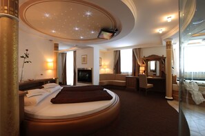 Luxury Suite, Hot Tub (Spa Suite) | Bar mini, peti besi dalam bilik, dihias secara berasingan 