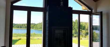 Luksusmökki, useita sänkyjä, poreamme, järven rannalla | Äänieristys, silitysrauta/-lauta, ilmainen Wi-Fi, vuodevaatteet