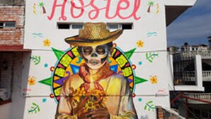 A hostel with a mural of a skeleton wearing a sombrero and holding flowers. - Hostel Vallarta - Adults only (Puerto Vallarta)