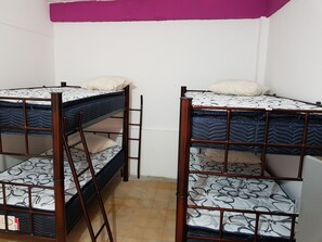 ห้องเบสิกพักรวม, หลายเตียง, ปลอดบุหรี่ | Wi-Fi ฟรี, ผ้าปูที่นอน