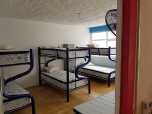 ห้องเบสิกพักรวม, หลายเตียง, ปลอดบุหรี่ | Wi-Fi ฟรี, ผ้าปูที่นอน