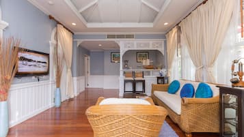 Luksushuvila, 1 suuri parisänky, tupakointi kielletty, näköala uima-altaalle | Olohuone | 24–tuumainen taulutelevisio, jossa kaapelikanavat