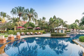 Outdoor pool, pool umbrellas - Wora Bura Hua Hin Suite and Villa (Hua Hin)