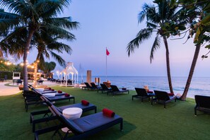 On the beach - Wora Bura Hua Hin Suite and Villa (Hua Hin)
