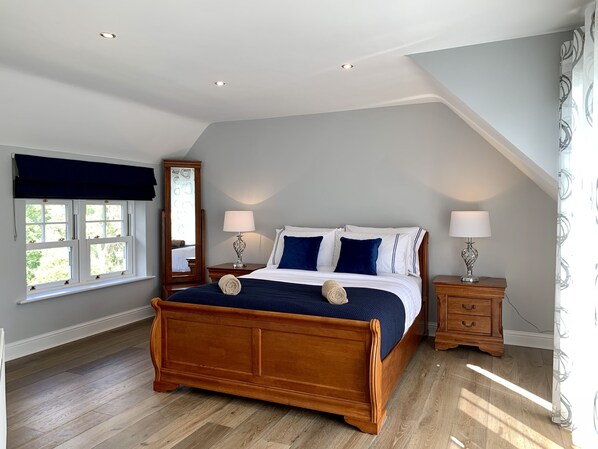 3 bedrooms, desk, soundproofing, iron/ironing board