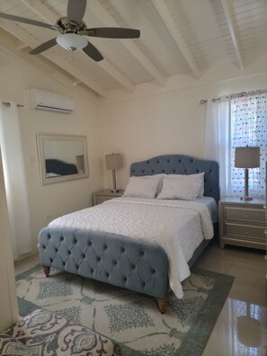 2 chambres, coffres-forts dans les chambres, fer et planche à repasser