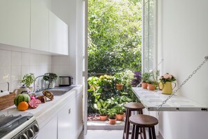 Fridge, microwave, oven, stovetop - Vintage Apartment with Rooftop - Roma Norte (México D.F.)