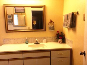 Een bad, een haardroger, handdoeken, zeep