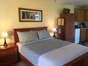 1 bedroom, iron/ironing board, WiFi - Free Shuttle Studio with Private Entrance Near The PDX Airport (Vancouver)