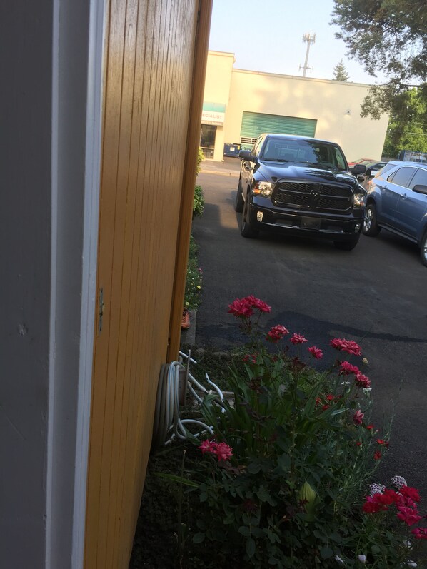 Property grounds - Free Shuttle Studio with Private Entrance Near The PDX Airport (Vancouver)