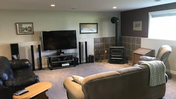 Smart TV, DVD player, books, stereo