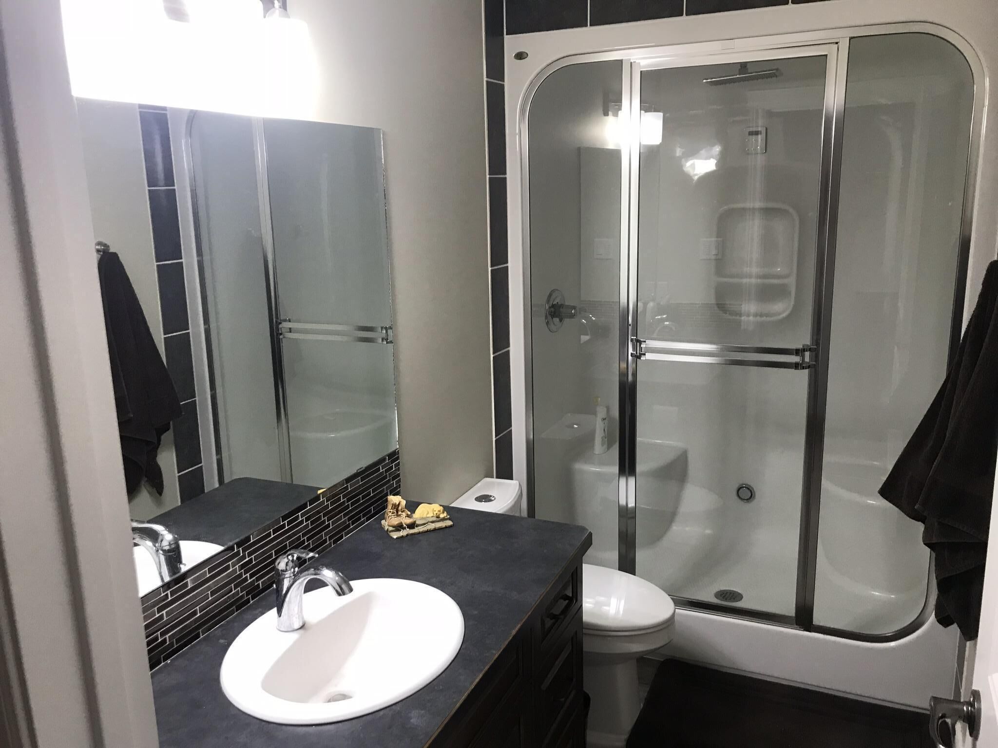 Douche, serviettes fournies, savon, shampoing