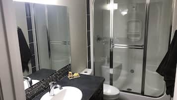 Douche, serviettes fournies, savon, shampoing