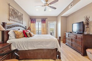 2 bedrooms, iron/ironing board, free WiFi, bed sheets - Lake Travis Stunning Sunset Waterfront Views, Pool, w/ Boat Ramp. Pet Friendly (Lago Vista)