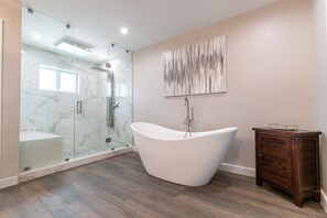 Baignoire, séchoir à cheveux, bidet, serviettes fournies