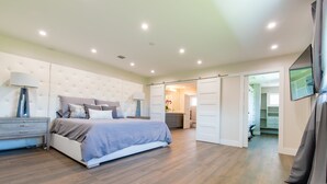 5 bedrooms, iron/ironing board, travel crib, WiFi (free) - BRAND NEW WATERFRONT VACATION HOME (Fort Lauderdale)