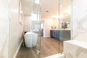 Bathtub, hair dryer, bidet, towels