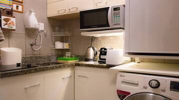 Geladeira, micro-ondas, cooktop, cafeteira/chaleira