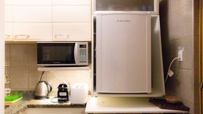 Geladeira, micro-ondas, cooktop, cafeteira/chaleira