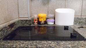 Geladeira, micro-ondas, cooktop, cafeteira/chaleira