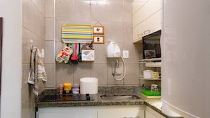 Secador de cabelo, toalhas de banho, papel higiênico