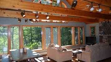 Télévision, console de jeux vidéo, lecteur de DVD, baby-foot