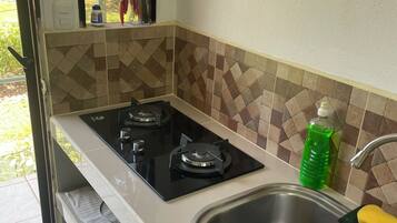 Refrigerador, microondas, horno, placa de cocina