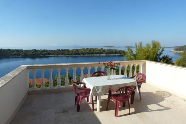 Outdoor dining - Apartment near beach with terrace and the sea view (Blato)