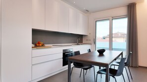 Kylskåp, ugn, spishäll och diskmaskin