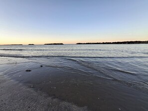 A beach with calm waters and a clear sky. - New apartment in Viserba di Rimini with large garage, close to the sea! (Rimini)