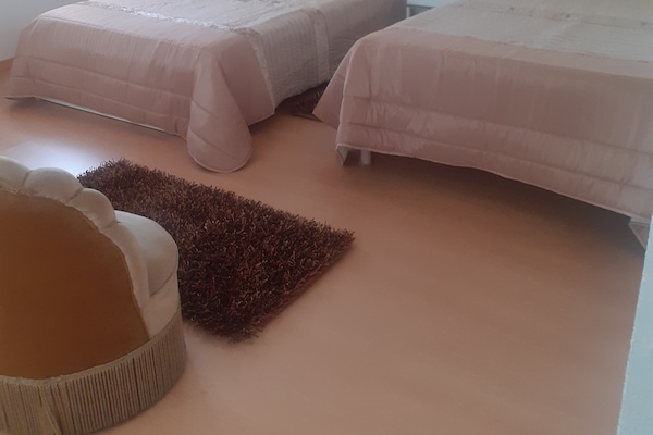 3 slaapkamers, een strijkplank/strijkijzer, gratis wifi, beddengoed
