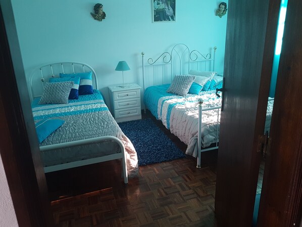 3 chambres, fer et planche à repasser, Wi-Fi gratuit, draps fournis