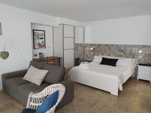 1 bedroom, desk, iron/ironing board, WiFi