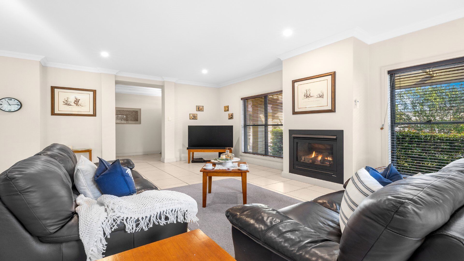 Smart TV, fireplace