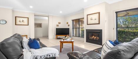Smart TV, fireplace