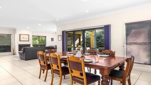 Dining - THE 17TH TEES - THE VINTAGE HOLIDAY HOUSES (Rothbury)