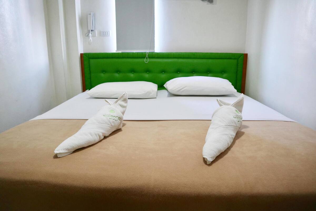 standard room, 1 queen bed | blackout curtains, soundproofing, iron/ironing board, free wifi