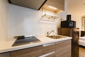 Standard A Non-Smoking | Private kitchen | Fridge, microwave, stovetop, griddle - HOTEL -sui- HARUYOSHI (Fukuoka)