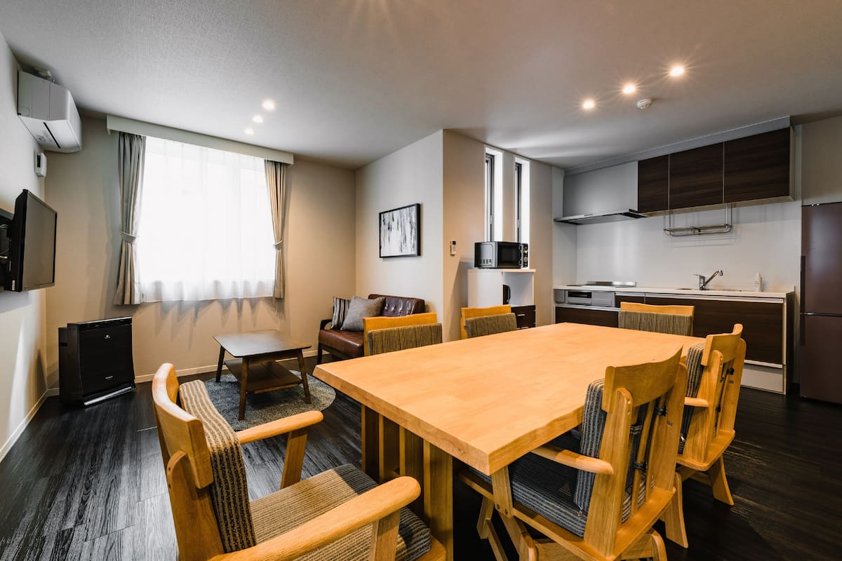 Deluxe C Non-Smoking | In-room dining