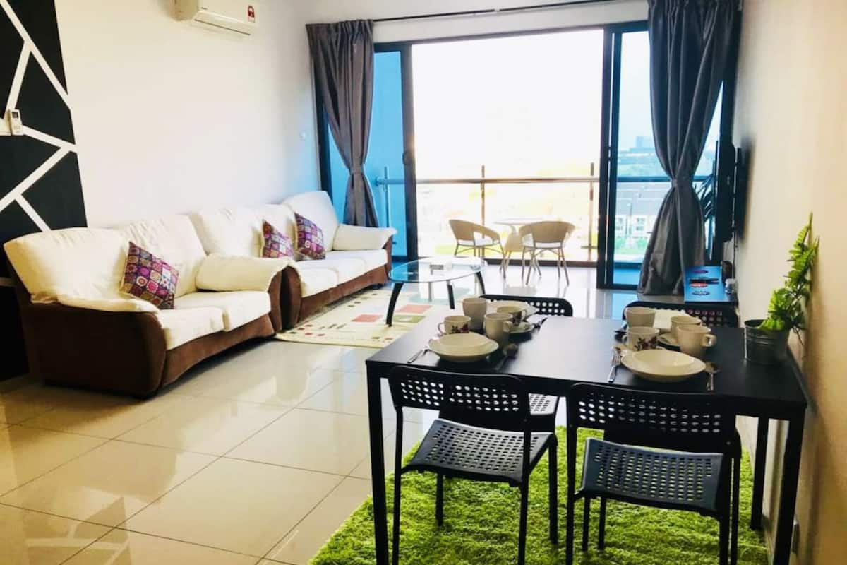 Apartment, 1 Bedroom, Pool View | Ruang tamu | TV Pintar